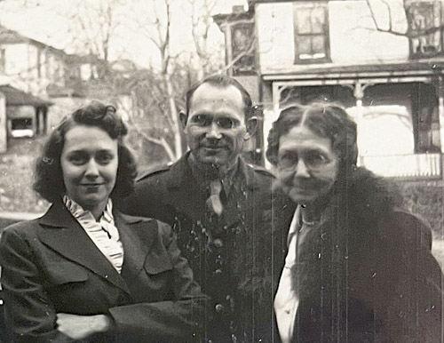 FrancesMandleyMorris, John Lacy Morris, Jr., and Daisy Holmes (Calahan) Morris, 1940s